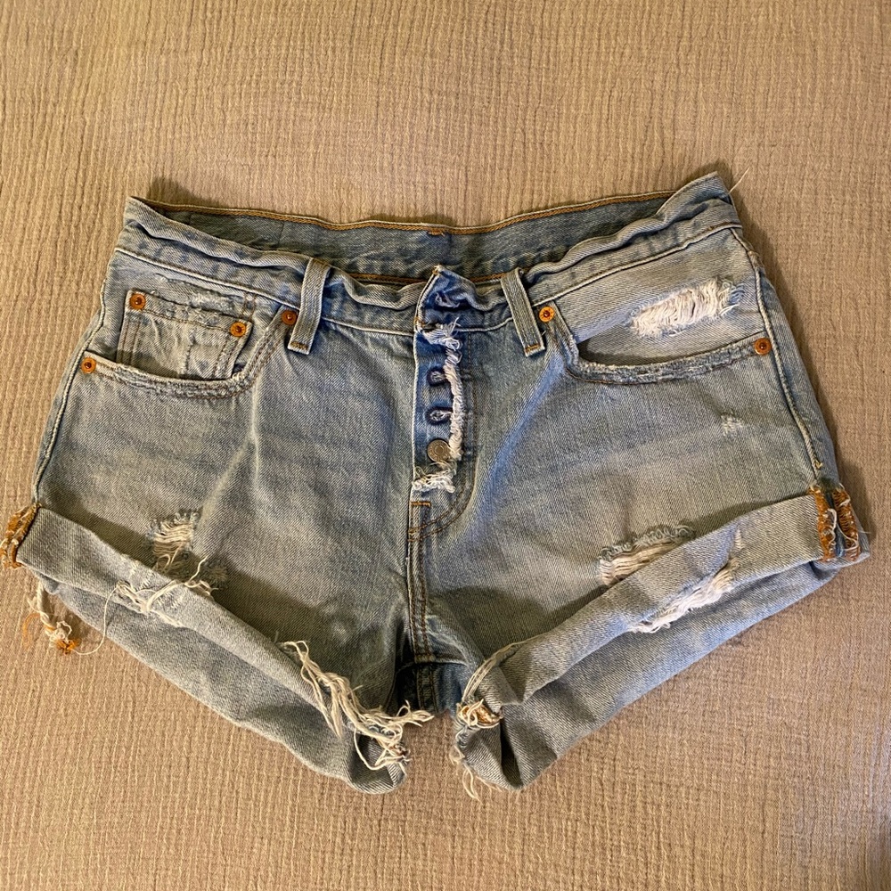 Levi’s size 26. Only wore twice.